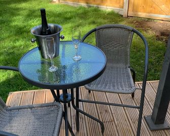 The Cabana ideal home to play & stay. Private Hot Tun and garden - Bradley Stoke - Patio