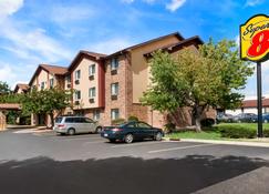 Super 8 by Wyndham Peoria East - East Peoria - Building