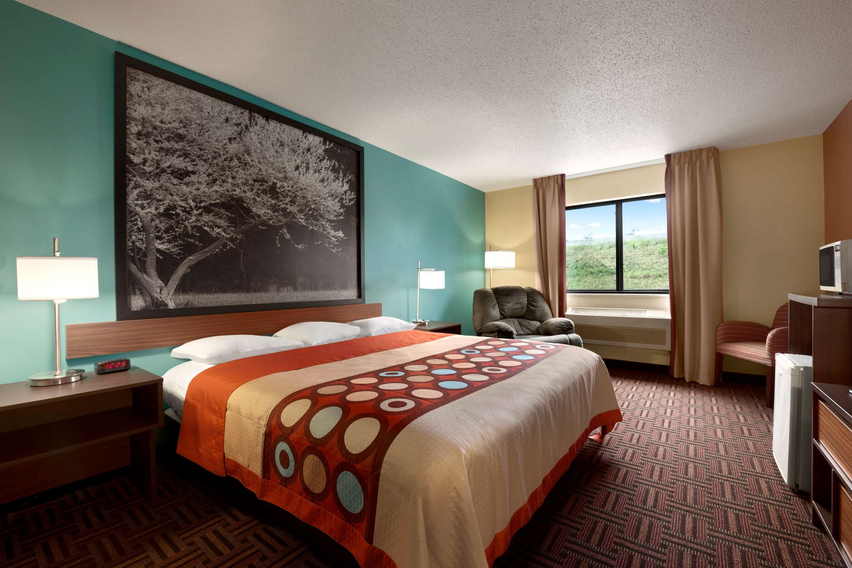 Bedroom view of Super 8 by Wyndham Peoria East