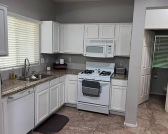 Welcome to our Charming Cottage in Goodyear, Az! - Goodyear - Kitchen