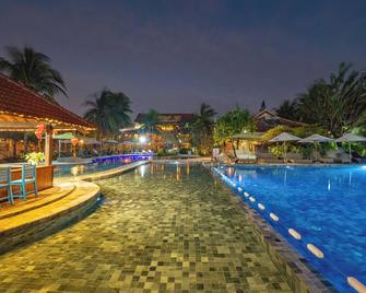 Vinh Hung Riverside Resort & Spa - הוי אן - בריכה