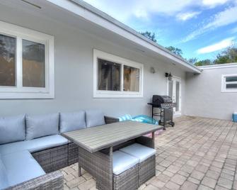 Cozy home away from home. Five minute from Las Olas. 15 minutes to beach. - Fort Lauderdale - Patio