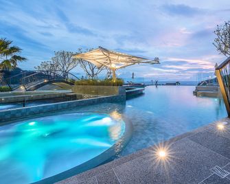 Crest Resort & Pool Villas (Sha Plus+) - Patong - Pool