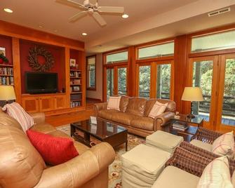 4 BR Oceanside Beach Cottage w/Hot Tub on secluded lot - Southern Shores - Living room