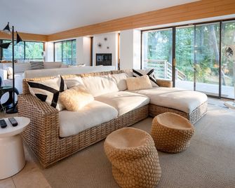 Huge Mid Century Beach Home w/Beach Access - Holland - Living room