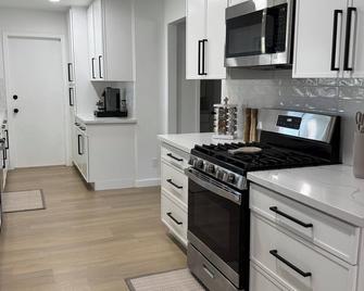 Spacious 5-bedroom house in marvelous San Diego with Gameroom, WiFi, AC - San Diego - Cocina