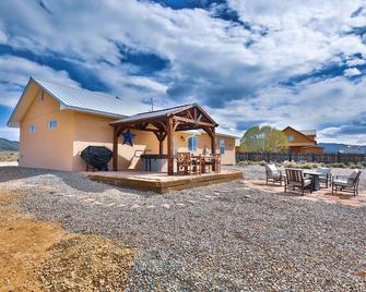 Miners Haven, 360° Views + Hot Tub! - Ranchos de Taos - Building