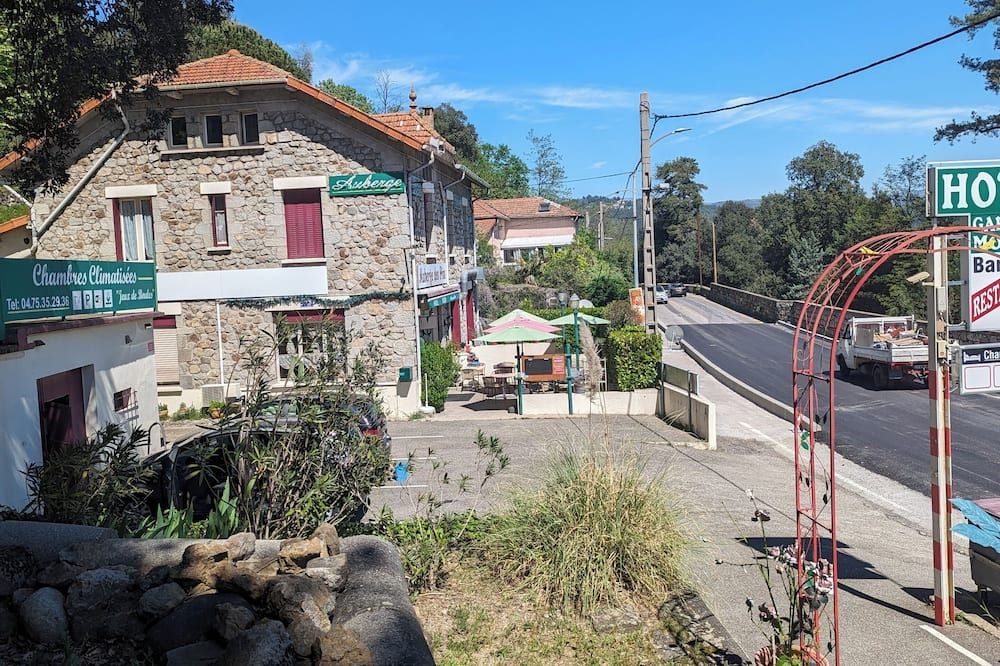 Auberge Des Pins - Aubenàs - Vista exterior