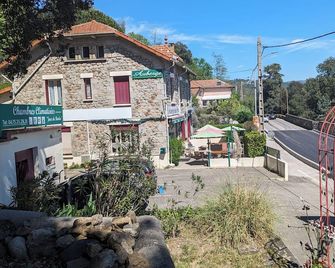 Auberge Des Pins - Aubenàs - Vista exterior