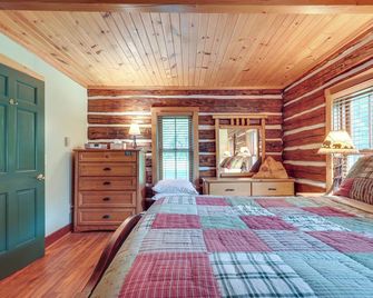 Dog-Friendly Park Falls Cottage w/ 5 Acres & Lake - Park Falls - Habitación