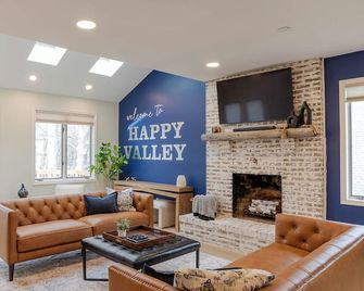 Large Luxury Home With Media Room And Ga - State College - Living room