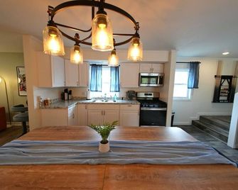 Walk to Mackinac Ferry • Sleeps 16 • 6BR Retreat - Saint Ignace - Kitchen