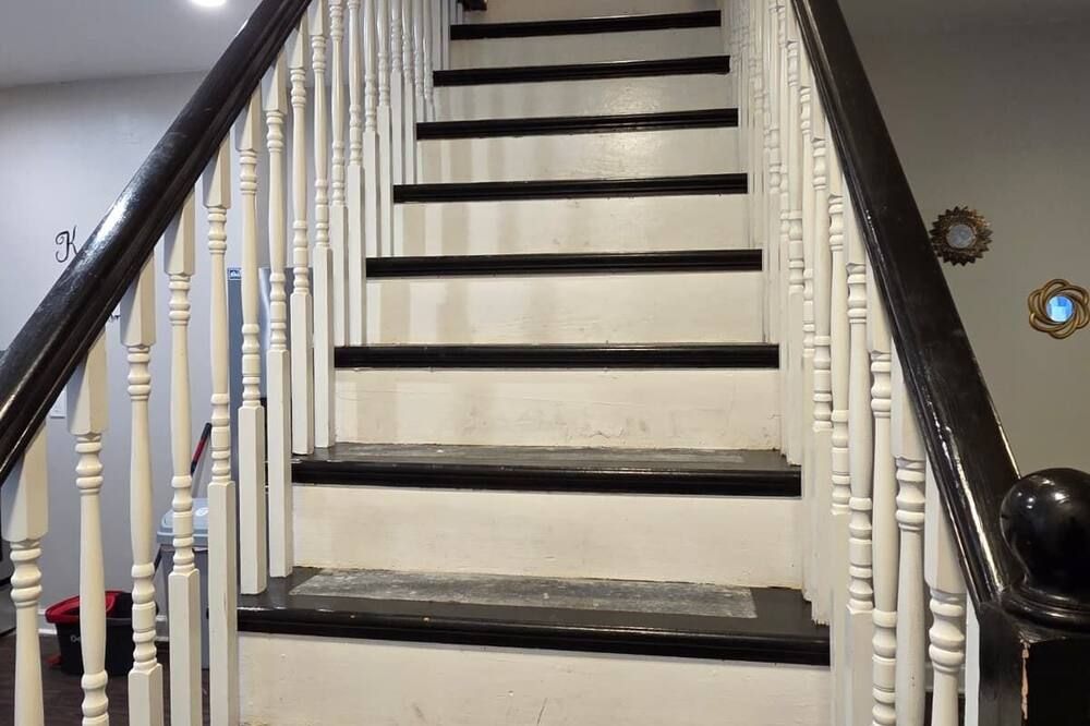 Cozy 5-bedroom Family-Friendly Haven, With 3 full Bathrooms. - Baltimore - Stairs