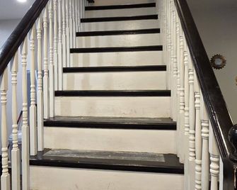 Cozy 5-bedroom Family-Friendly Haven, With 3 full Bathrooms. - Baltimore - Stairs