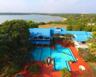 The Oasis Ayurveda Beach Resort - Hambantota - Pool