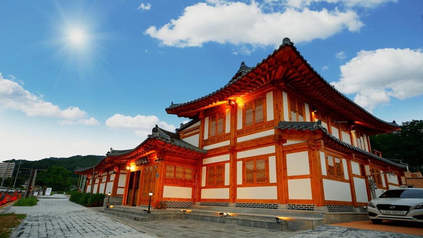 Leega Hanok