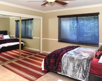 A Luxury Home with Pool, Spa, and Mini-golf - Woodland Hills - Bedroom