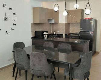 2 Bed Chalet Sleeps 4 Free Parking & Balcony - Ain Sokhna - Salle à manger