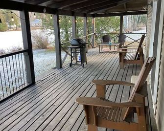 Lakeside Getaway on Upper Coldstream Pond - Lincoln - Balcón