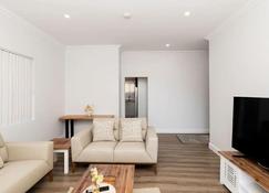 Modern Home in the Heart of Bankstown - Bankstown - Living room