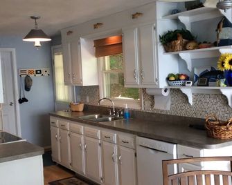 Lakefront property close to town. Spectacular views and location. - Skaneateles - Kitchen