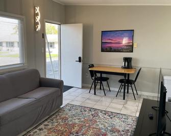 2 Bedroom Suite with kitchen - Lake City - Living room