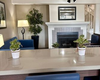 Travelodge Suites by Wyndham Regina / Eastgate Bay - Regina