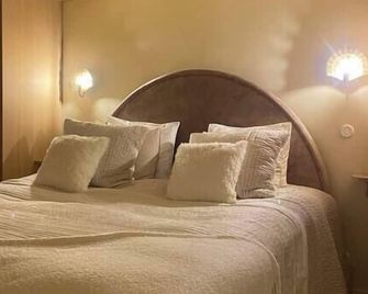 Enchanting 1BR w/ King Bed in Unbeatable Location - Helsinki - Bedroom