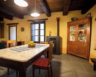 Birillina Guest House di Laura Reni - Camporgiano - Dining room