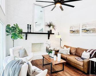 Renovated Lake House on south end of lake, private dock, and hot tub - Flowery Branch - Living room