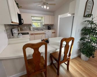 Stylish budget friendly retreat! - Lake Placid - Kitchen