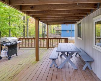 Fire Pit Arrowhead Lake Vacation Rental! - Pocono Pines - Patio