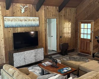 Cozy, Quiet 3 Bed 2 Bath Home with Private Pool! - Dothan - Living room