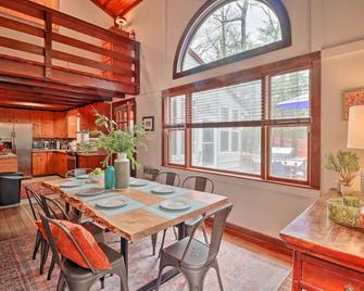 Deck and Fire Pit Cozy Pocono Mountain Home - Lake Harmony - Dining room