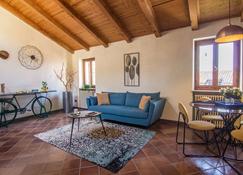 Experience Verona in the magical setting of Ponte Pietra and Teatro Romano - Verona - Living room