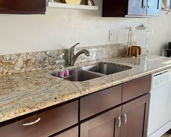 La Verne Entire Condo with Balcony view - La Verne - Kitchen