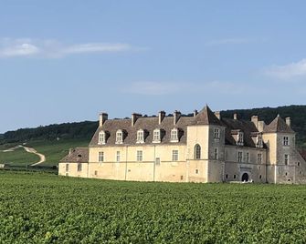 Le clos champagnac at Hotel Golf Chateau de Chailly - Chailly-sur-Armançon - Budova