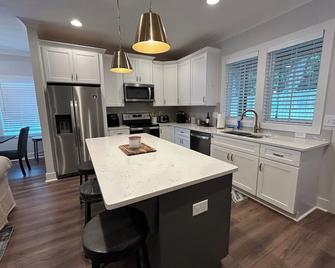 New! Welcome to Ode to Aubie! Full house 3 bedroom - 1.4 m to the Stadium! - Auburn - Cocina