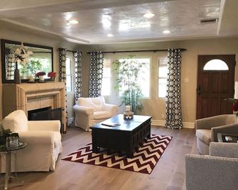 Amazing Location!!! Privately Gated Home Near All Attractions In Sherman Oaks - Sherman Oaks - Lounge