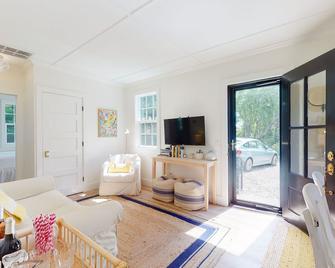 Beautiful, cozy ranch home w/ a deck - walking distance to Downtown Chatham - Chatham - Living room