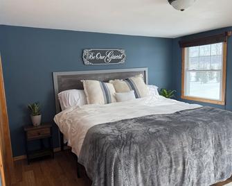 Charming Underhill 2-bedroom cabin in lovely Center City with lake access. - Center City - Bedroom