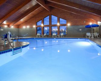 AmericInn by Wyndham Sartell - Sartell - Piscina