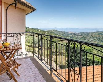 Lovely Apartment In Laureana Cilento Sa - Laureana Cilento - Balcón