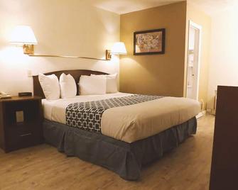 Coratel Inn & Suites By Jasper Mccook - Deluxe 1 King Bed Ns - McCook - Habitación