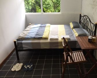 Yangon Airport Hostel Double Bed Room(10 Minutes Walk To Airport) - Rangún - Habitación