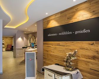 Landgasthof & Land-gut-Hotel Zur Rose - Ehingen - Front desk