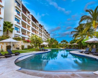 10 minutes to Downtown and Beach Staying at a gorgeous Condo w/Incredible View - San Jose del Cabo - Zwembad