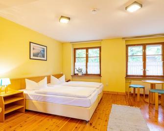 Triple room with shared bathroom 2 - Youth guest house - Chociebuż - Sypialnia