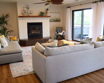 Secluded 5-acre getaway with Private Pool and Hottub - great views! - Colfax - Sala de estar