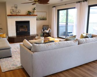Secluded 5-acre getaway with Private Pool and Hottub - great views! - Colfax - Sala de estar